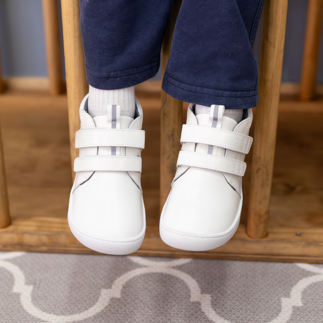 Zapatilla escolar barefoot blanca modelo Rain media caña para kids en uso vista superior calzando
