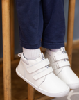 Zapatilla escolar barefoot blanca modelo Rain media caña para kids en uso vista lateral

