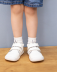 Zapatilla escolar barefoot blanca modelo Rain media caña para toddler en uso vista frontal
