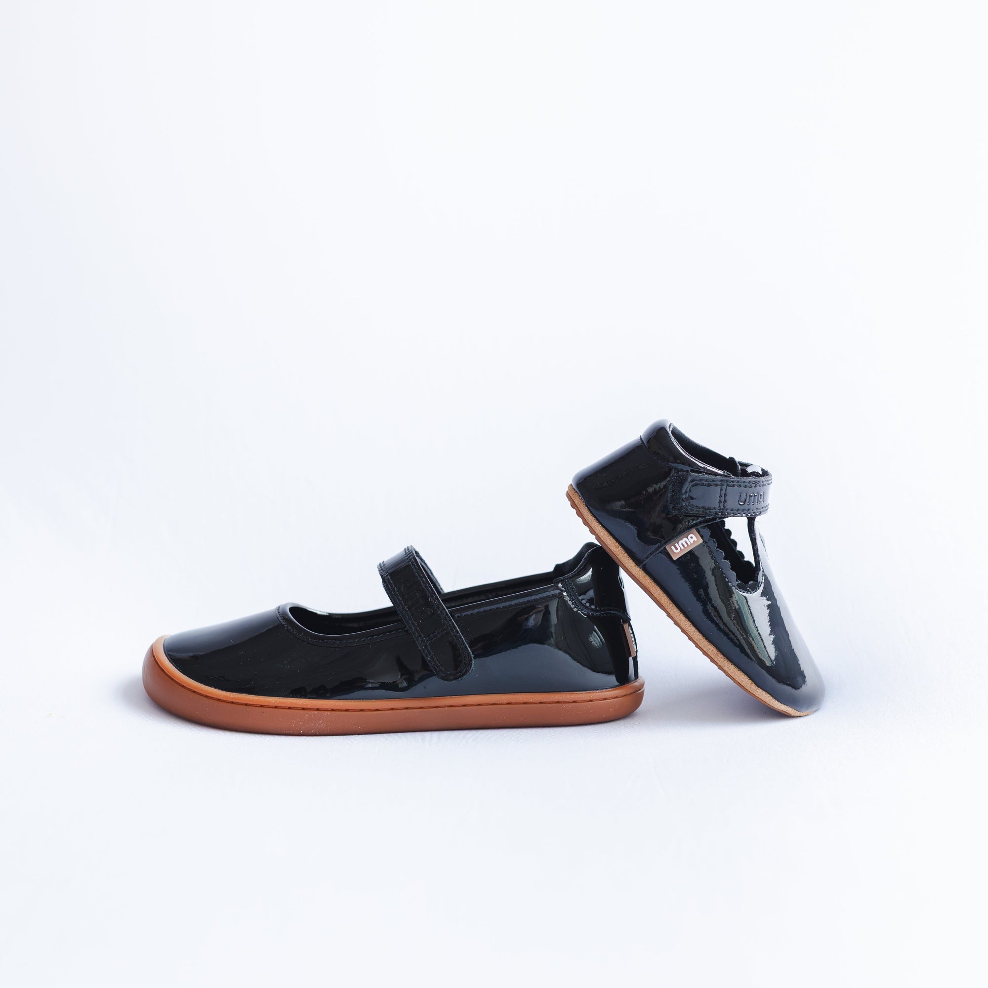 Zapato barefoot ergonomico charol negro modelo T-Bar para bebes vista frontal