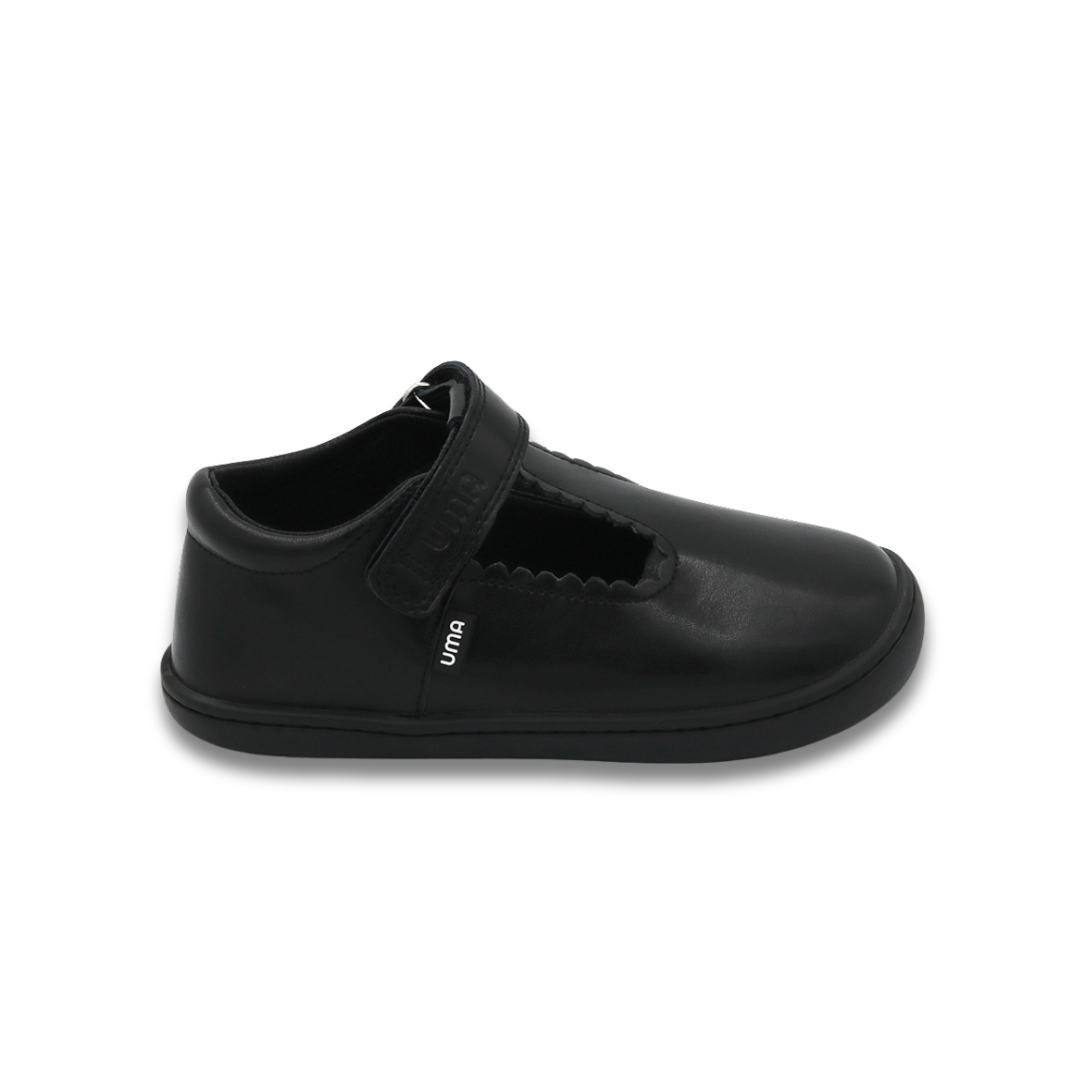 Zapato escolar barefoot negro modelo T-Bar con correa velcro para niña kids vista lateral