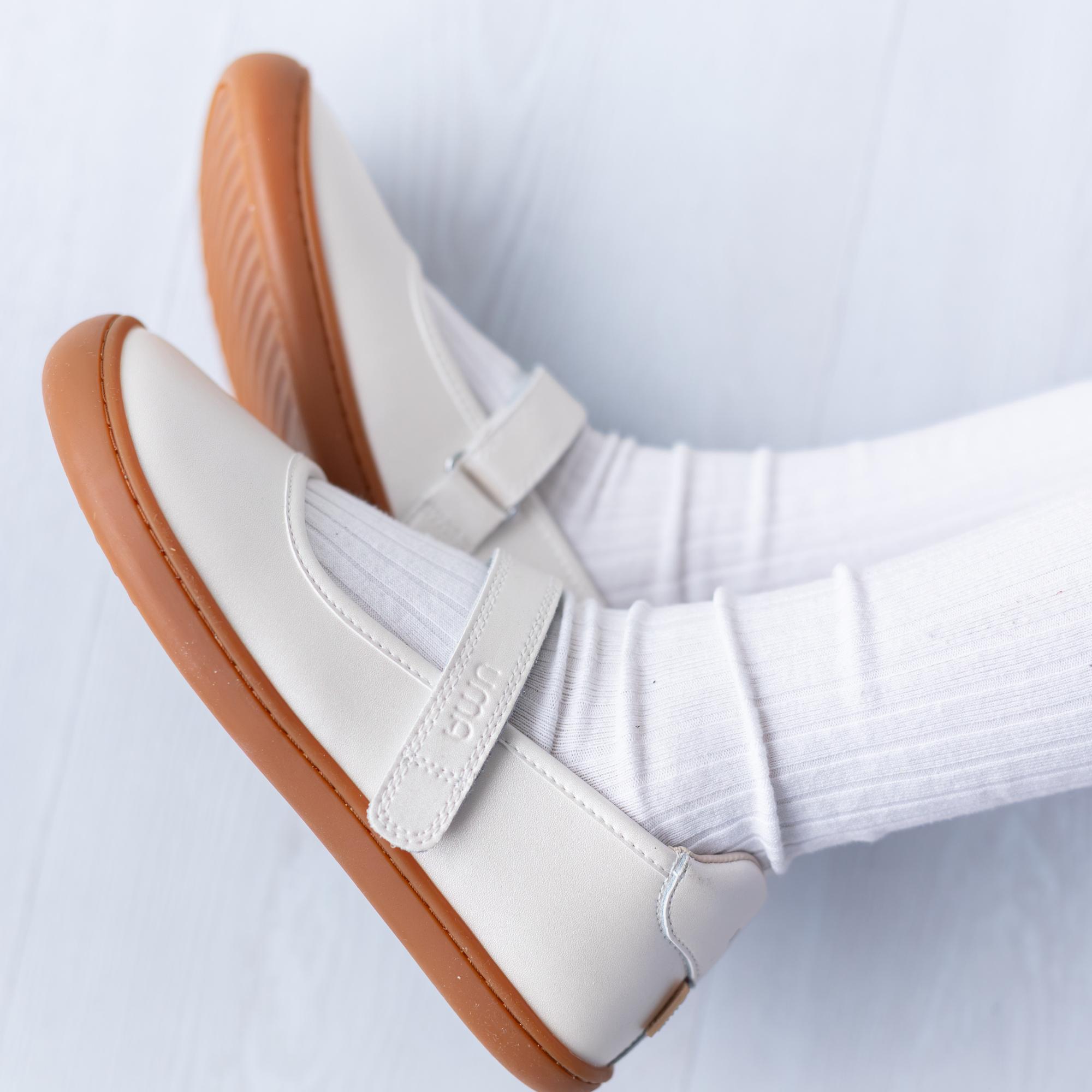 Mercedita barefoot ergonomica blanco perla para adolescentes vista de la suela flexible