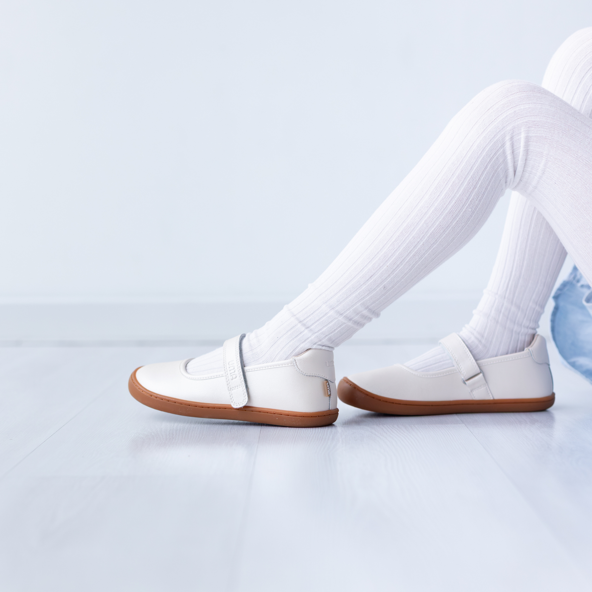 Mercedita barefoot ergonomica blanco perla para adolescentes puesta en uso