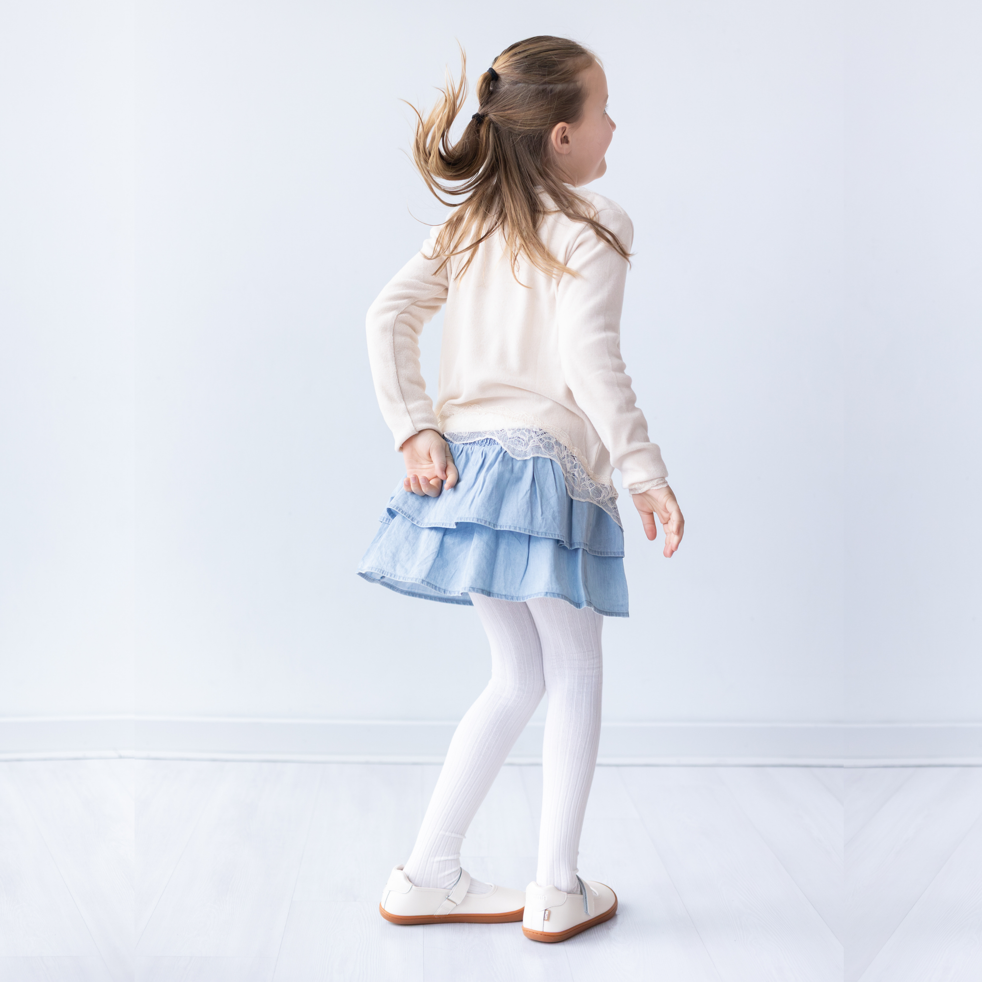 Mercedita barefoot ergonomica blanco perla para adolescentes puesta en uso 2