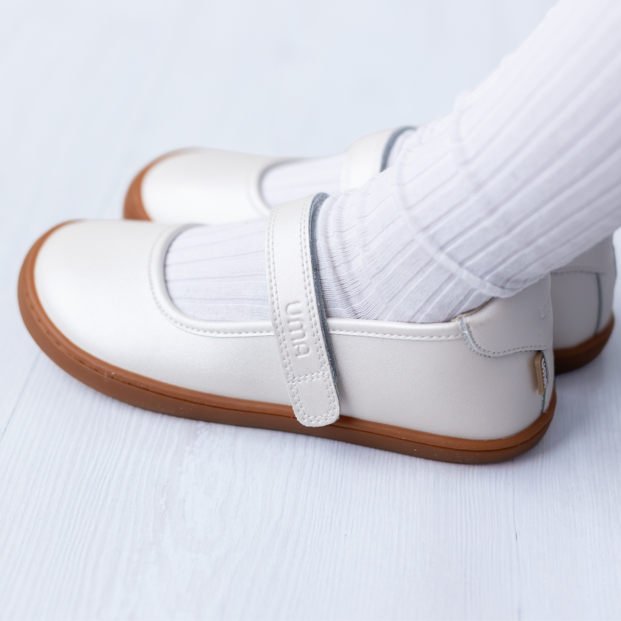 Mercedita barefoot ergonomica blanco perla para adolescentes detalle de la correa