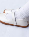 Mercedita barefoot ergonomica blanco perla para adolescentes detalle de la correa