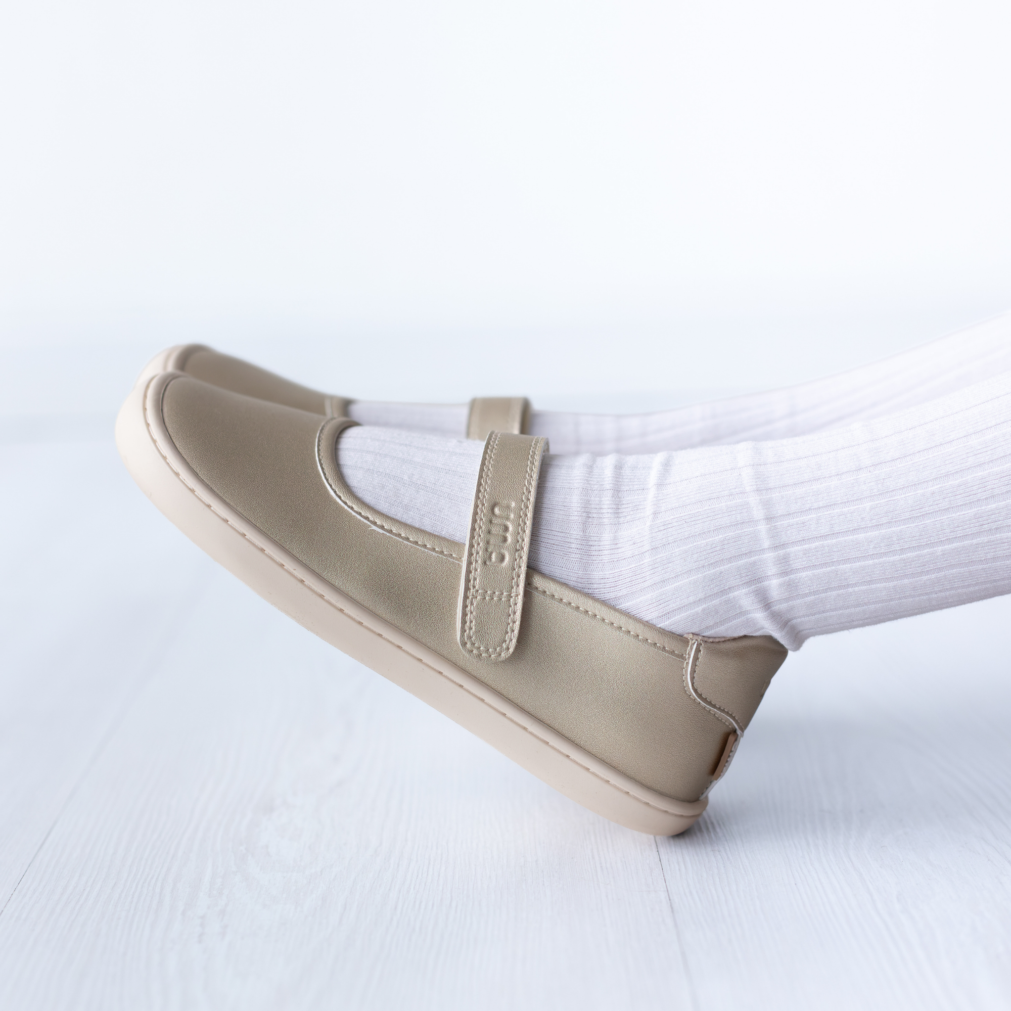 Mercedita barefoot ergonomica gold para ninos detalle de la correa