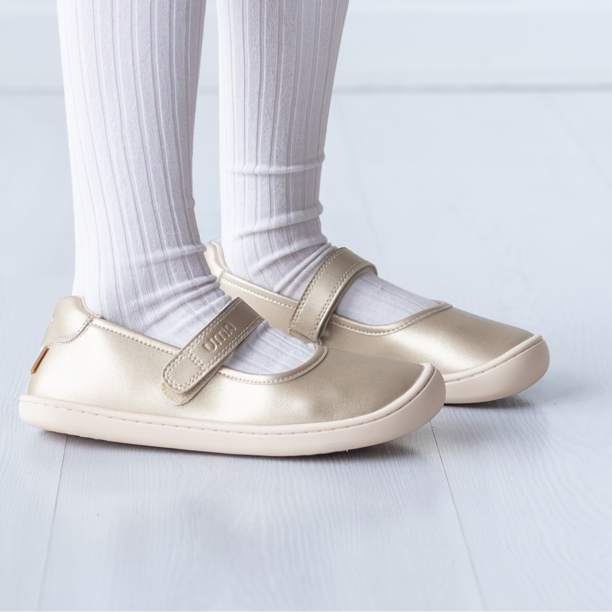 Mercedita barefoot ergonomica gold para adolescentes puesta en uso 5