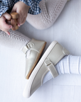 Zapato barefoot ergonomico gold modelo T-Bar para bebes detalle de la correa