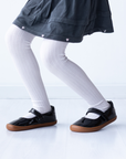 Mercedita barefoot ergonomica charol negro para adolescentes puesta en uso 6