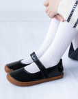 Mercedita barefoot ergonomica charol negro para ninos puesta en uso