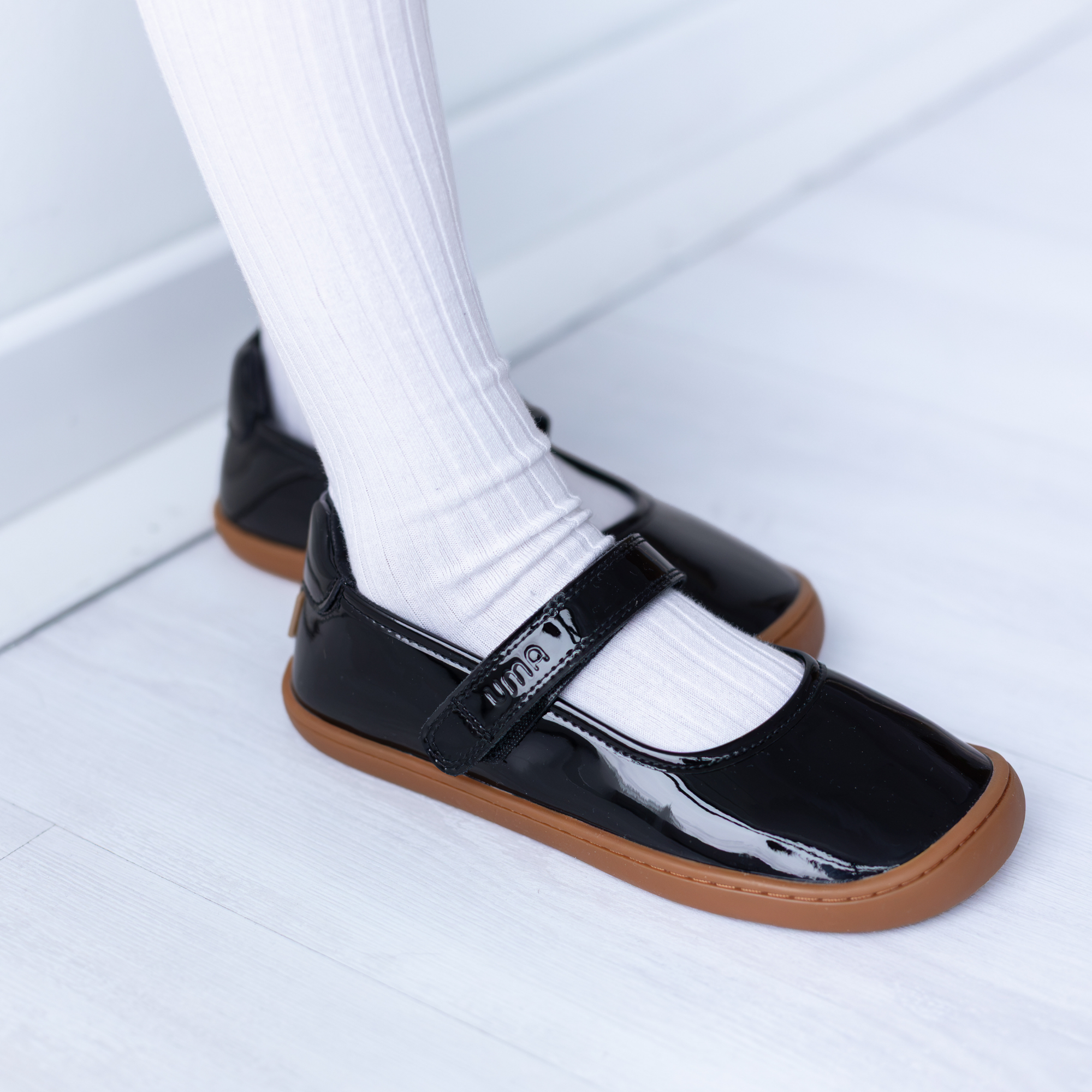 Mercedita barefoot ergonomica charol negro para adolescentes puesta en uso