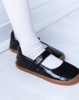 Mercedita barefoot ergonomica charol negro para adolescentes puesta en uso