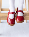 Mercedita barefoot ergonomica charol rojo para adolescentes puesta en uso 2