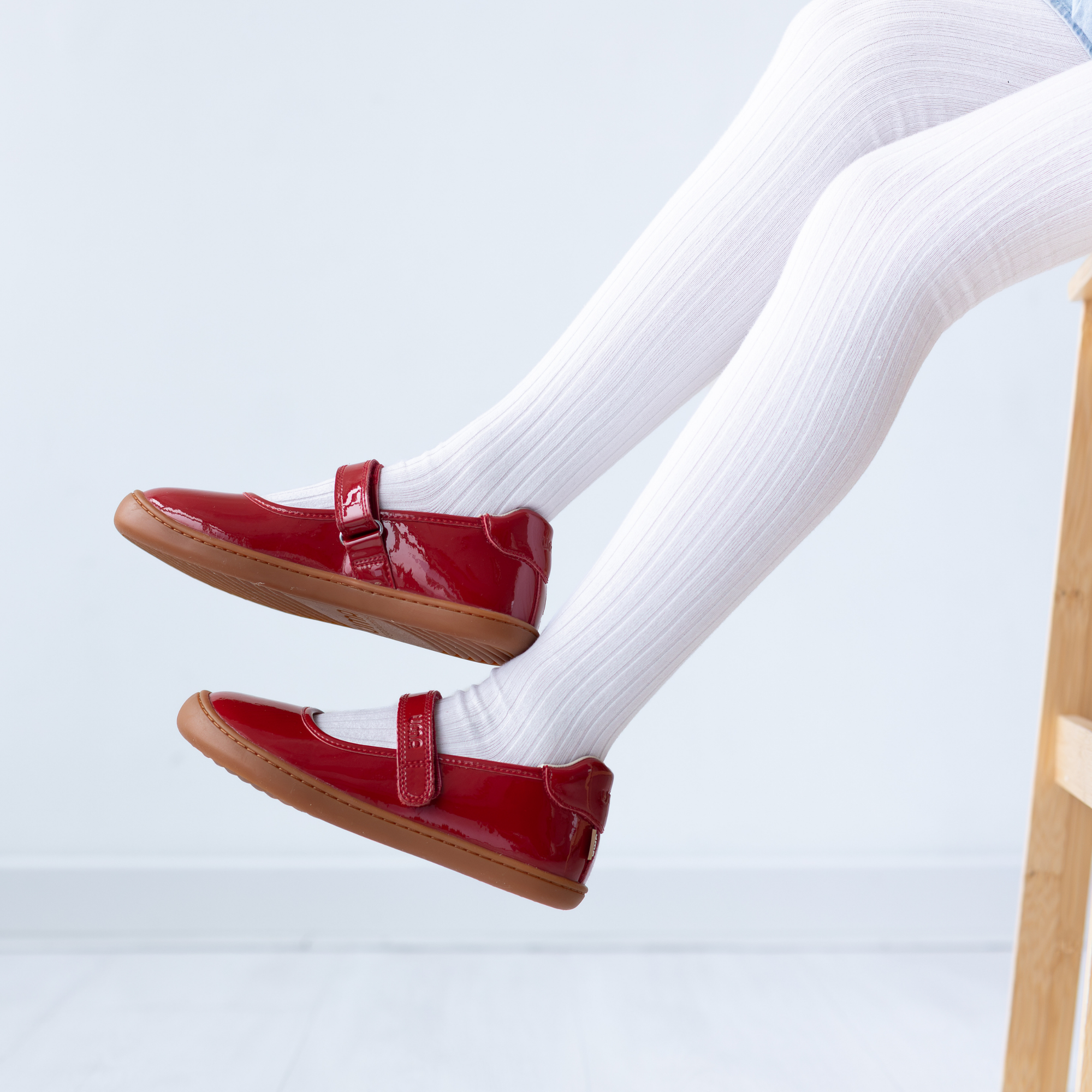 Mercedita barefoot ergonomica charol rojo para adolescentes vista de la suela flexible