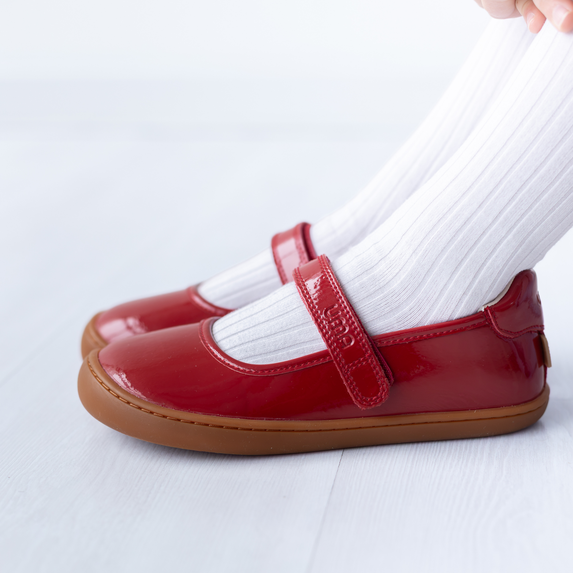 Mercedita barefoot ergonomica charol rojo para adolescentes detalle de la correa