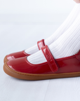 Mercedita barefoot ergonomica charol rojo para adolescentes detalle de la correa
