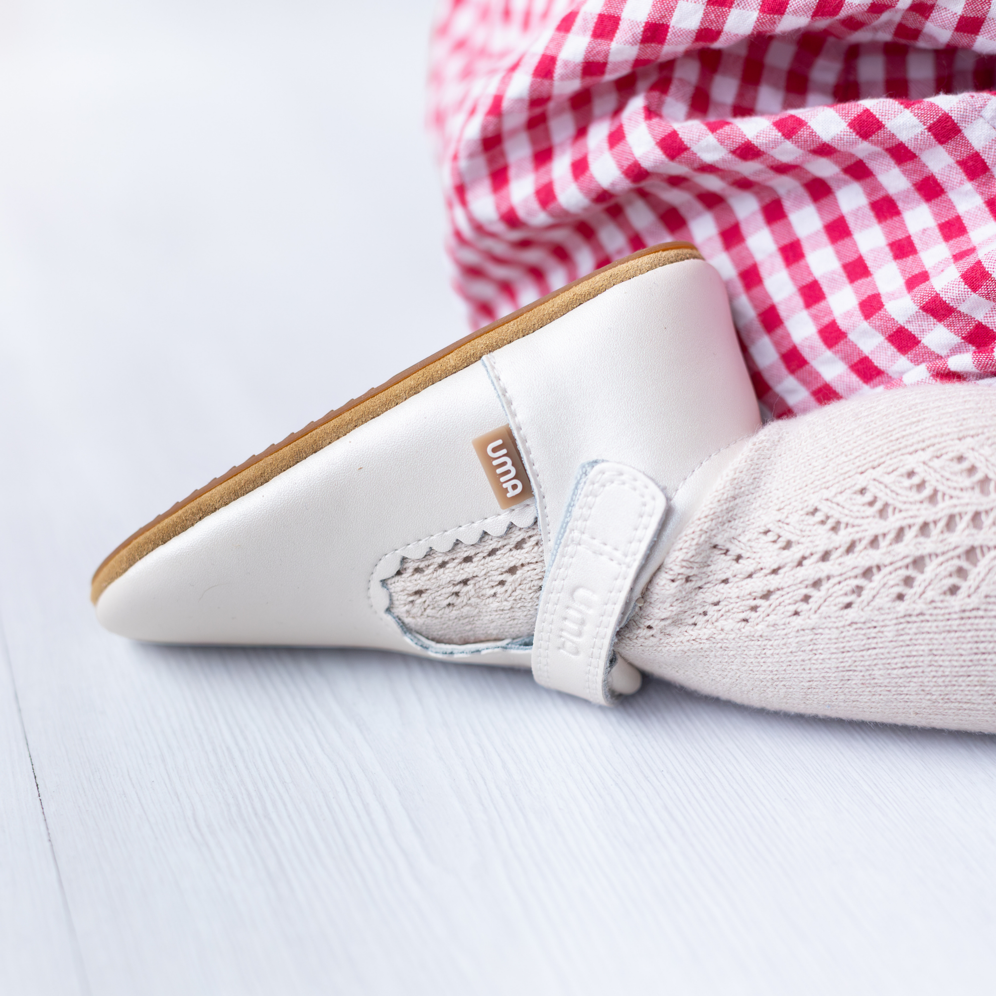 Zapato barefoot ergonomico blanco perla modelo T-Bar para bebes vista de la suela flexible