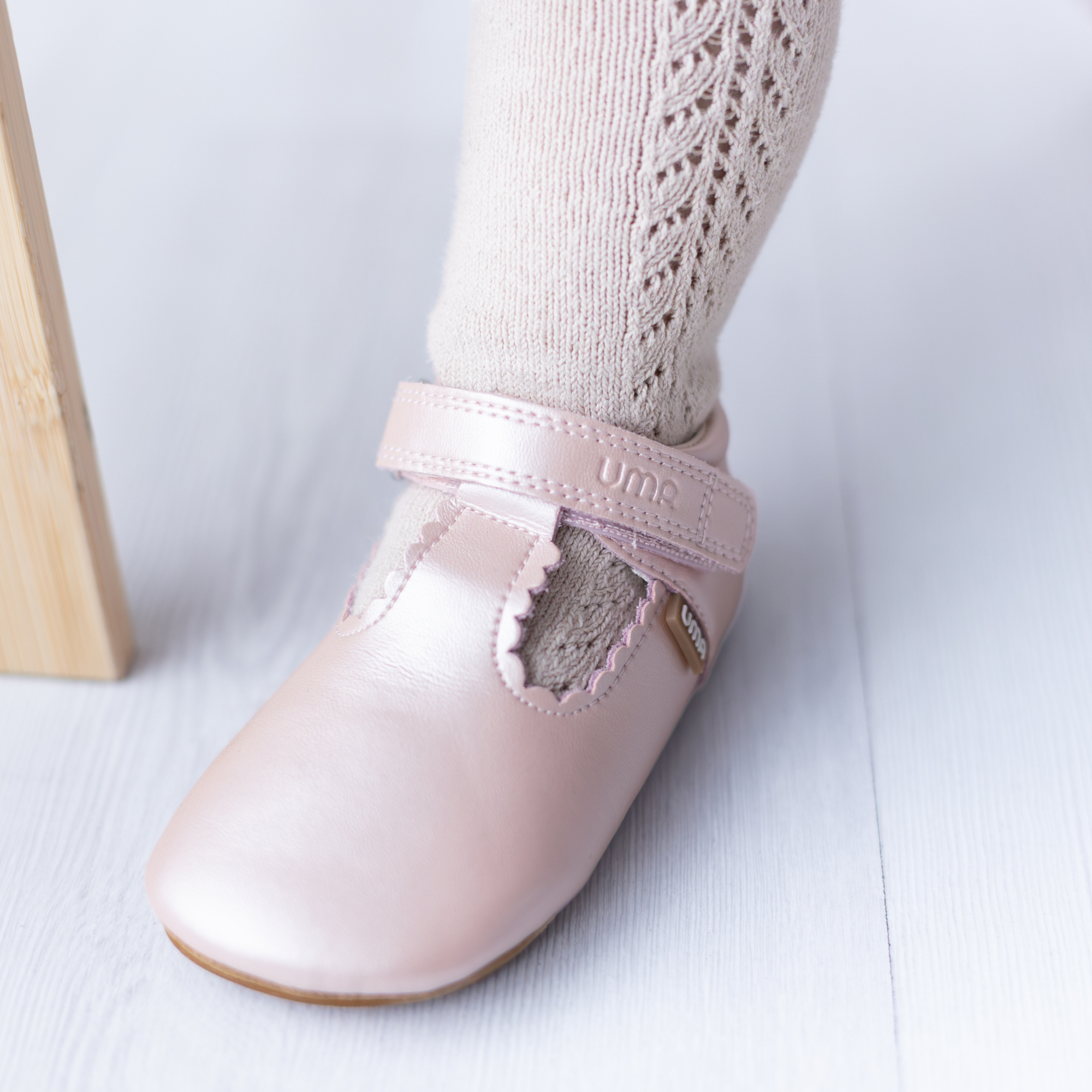 Zapato barefoot ergonomico rosado perla modelo T-Bar para bebes puesta en uso