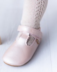 Zapato barefoot ergonomico rosado perla modelo T-Bar para bebes puesta en uso