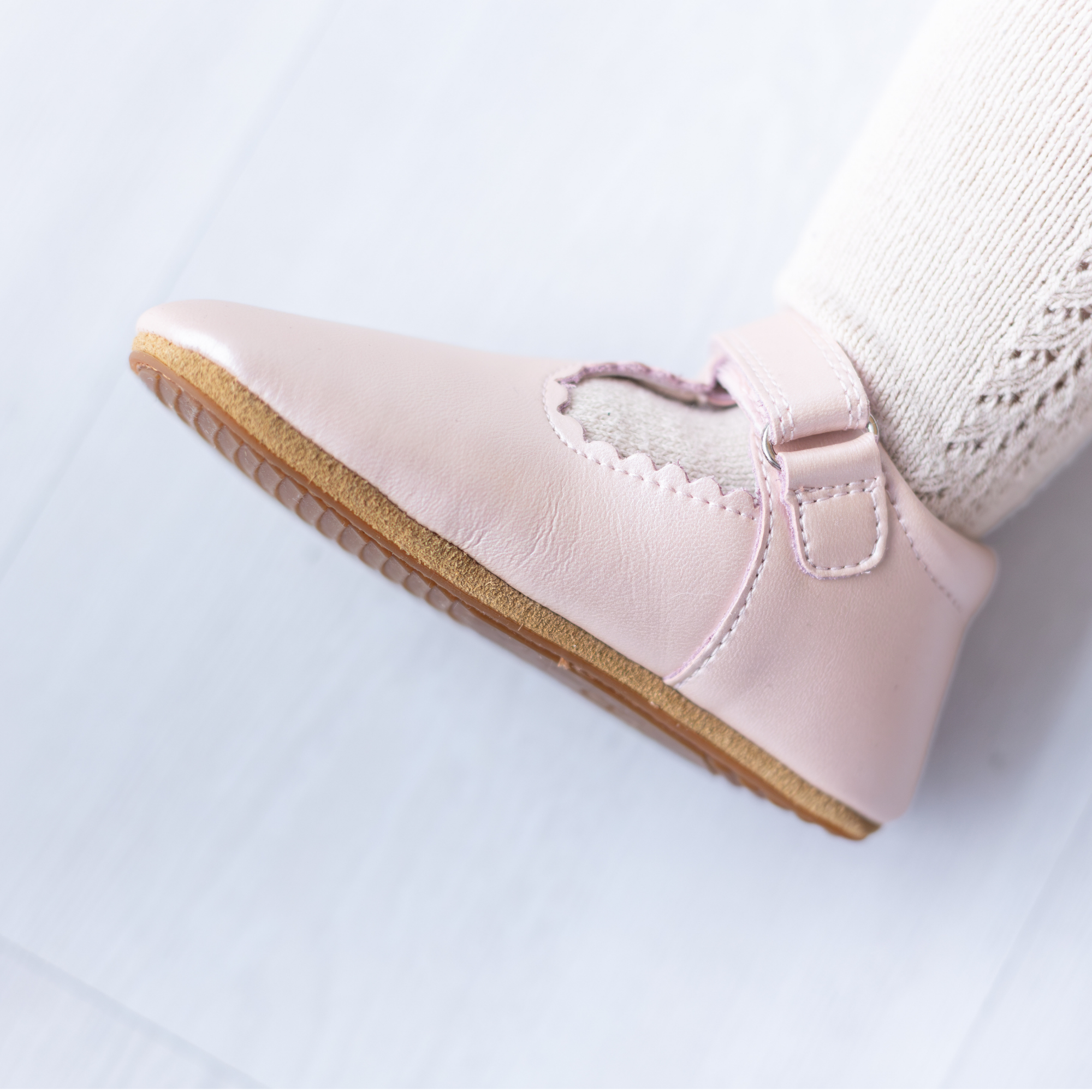 Zapato barefoot ergonomico rosado perla modelo T-Bar para bebes vista de la suela flexible