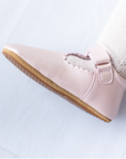 Zapato barefoot ergonomico rosado perla modelo T-Bar para bebes vista de la suela flexible
