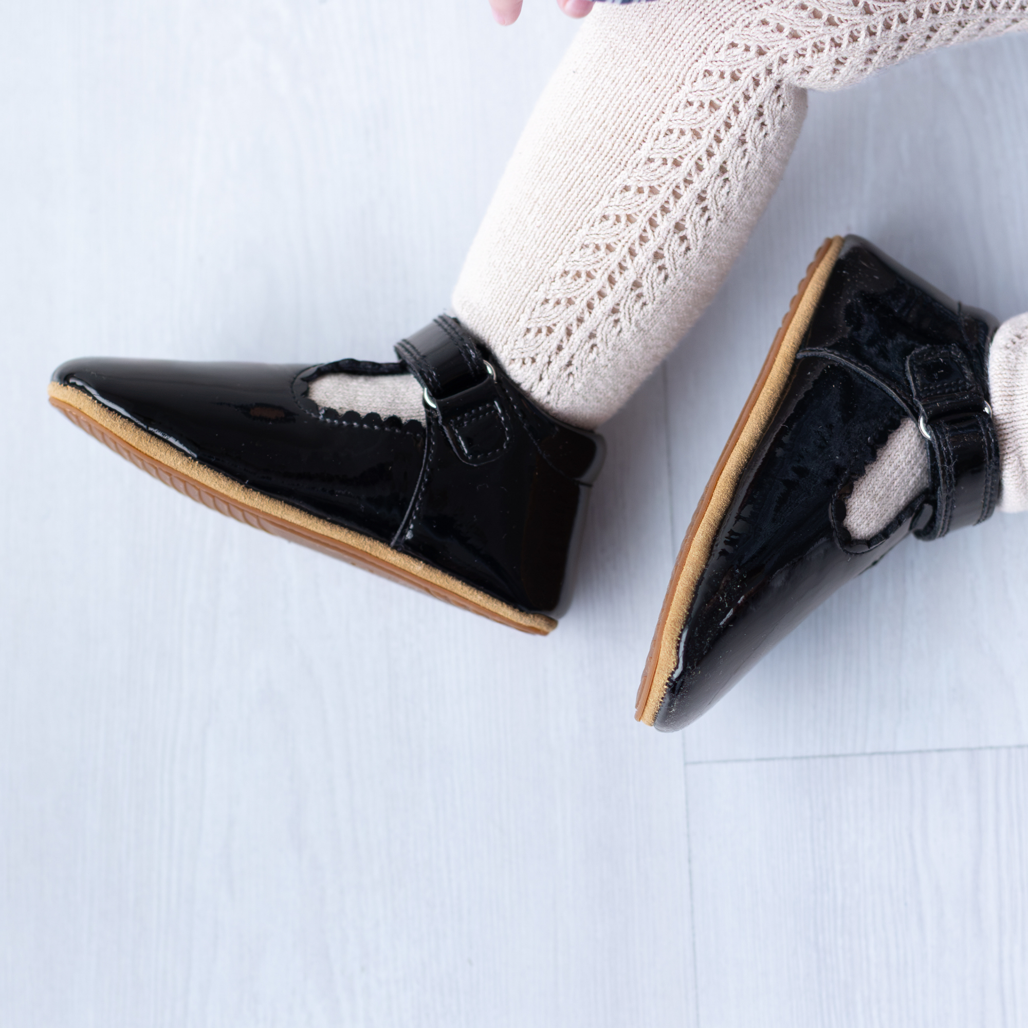 Zapato barefoot ergonomico charol negro modelo T-Bar para bebes vista de la suela flexible