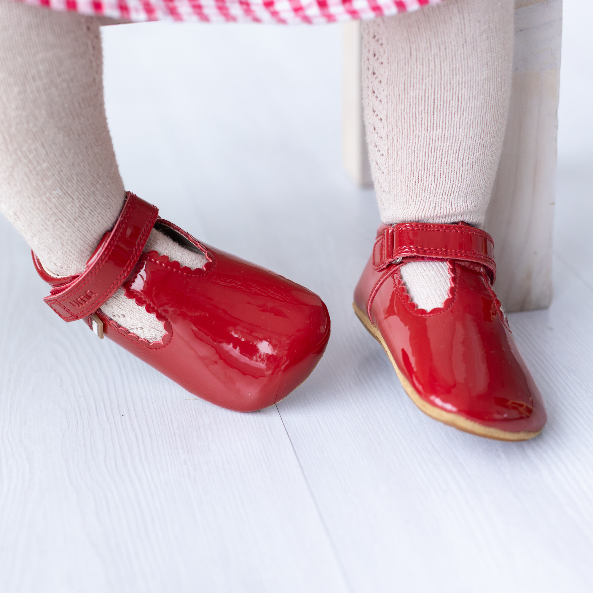 Zapato barefoot ergonomico charol rojo modelo T-Bar para bebes puesta en uso