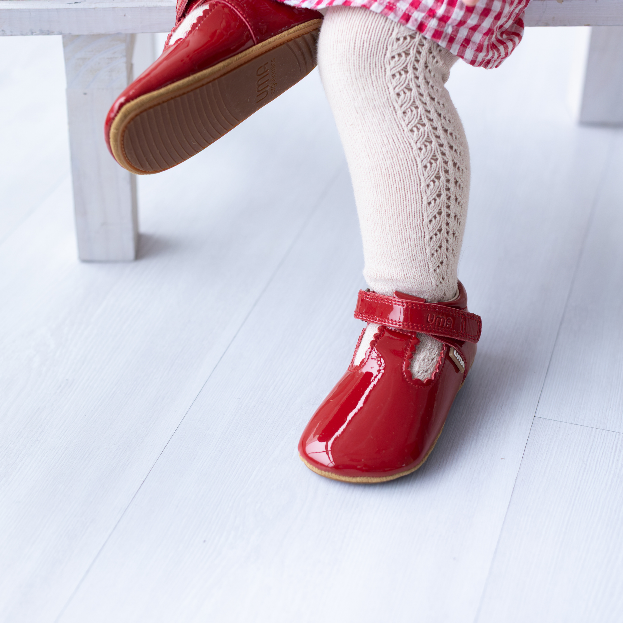 Zapato barefoot ergonomico charol rojo modelo T-Bar para bebes puesta en uso 3