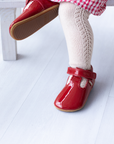 Zapato barefoot ergonomico charol rojo modelo T-Bar para bebes puesta en uso 3