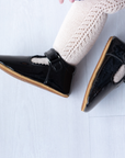 Zapato barefoot ergonomico charol negro modelo T-Bar para bebes vista de la suela flexible