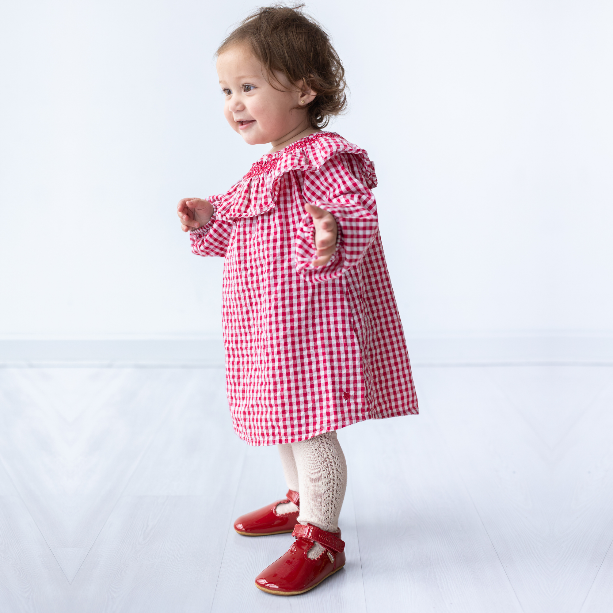 Zapato barefoot ergonomico charol rojo modelo T-Bar para bebes puesta en uso 2