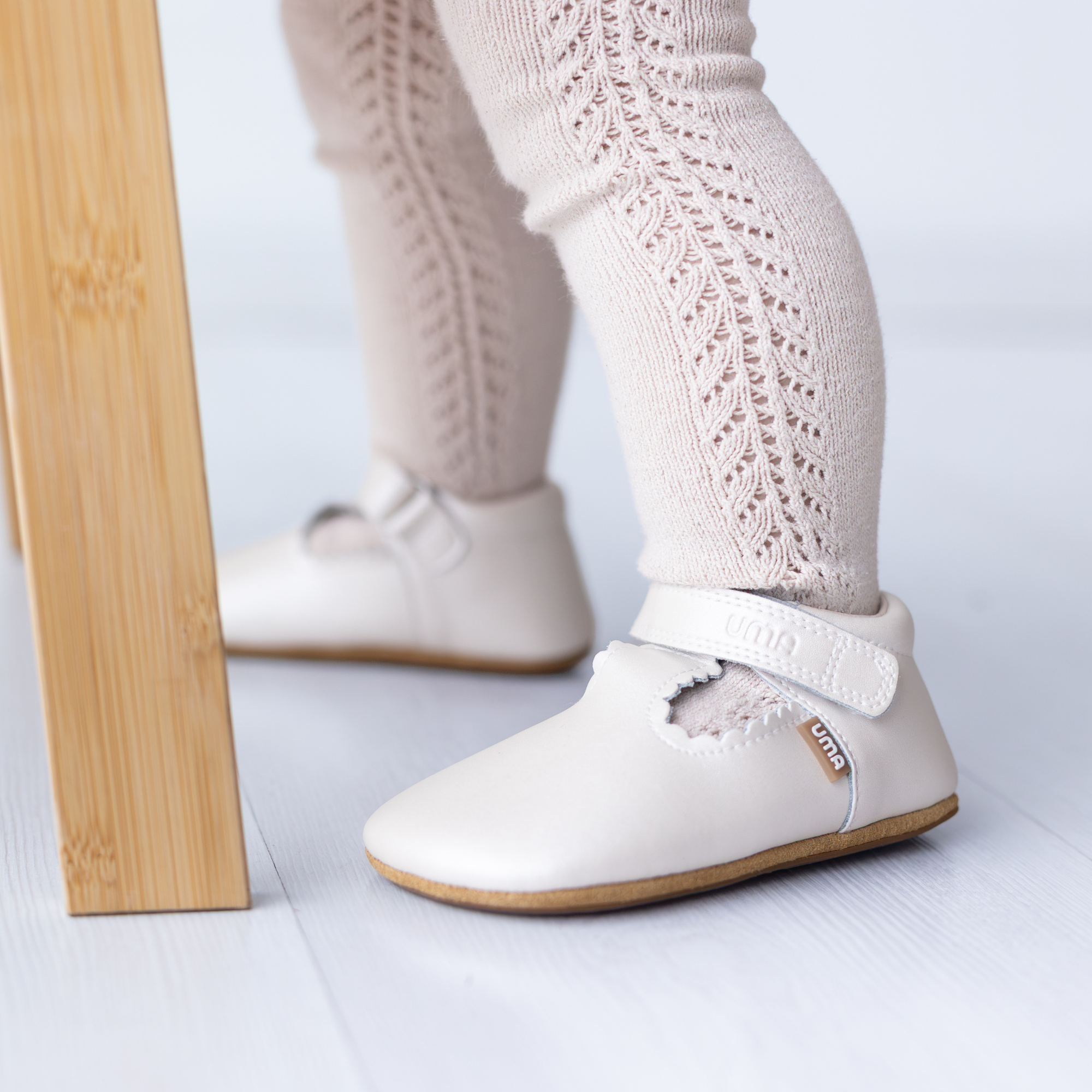 Zapato barefoot ergonomico blanco perla modelo T-Bar para bebes puesta en uso