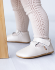 Zapato barefoot ergonomico blanco perla modelo T-Bar para bebes puesta en uso