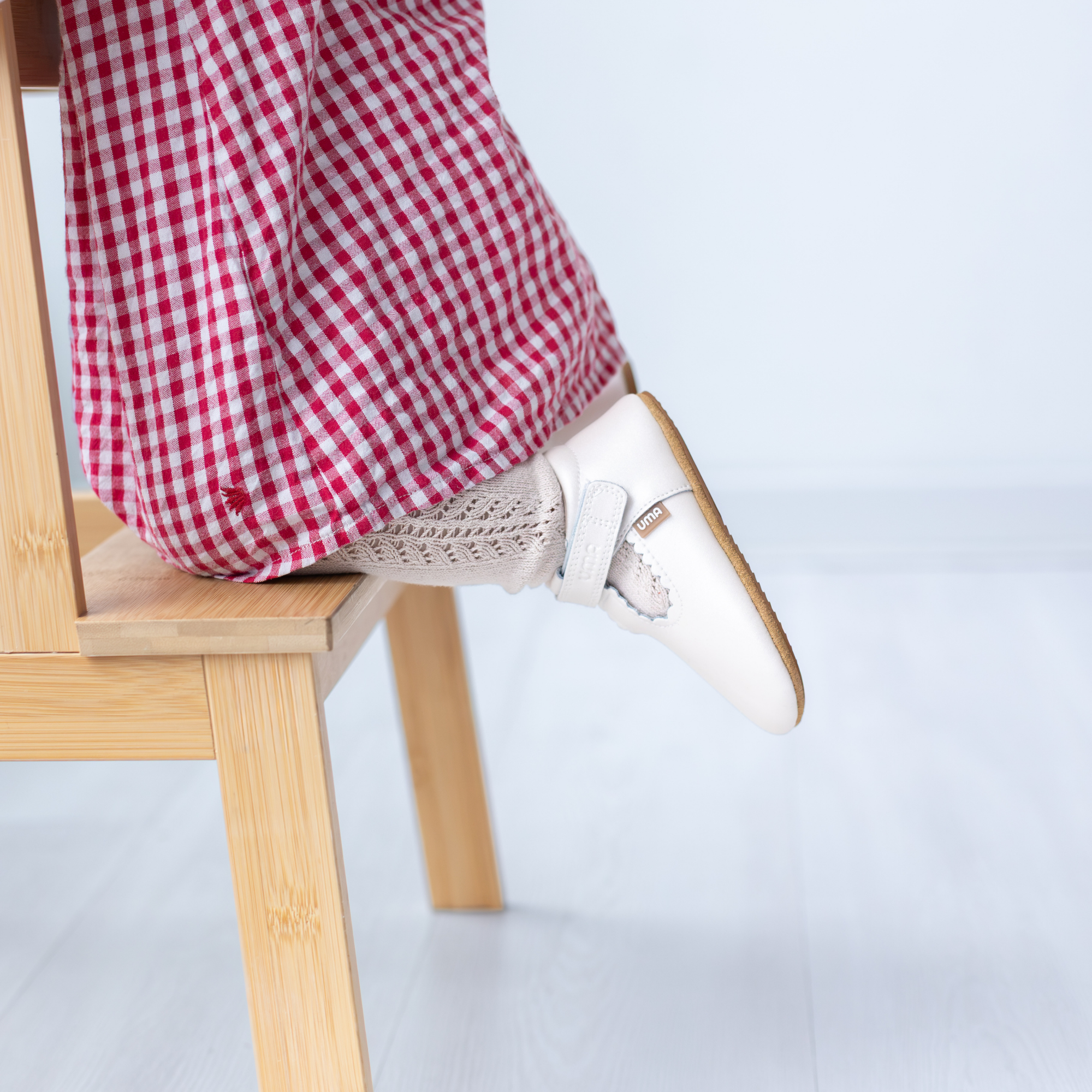 Zapato barefoot ergonomico blanco perla modelo T-Bar para bebes puesta en uso 2