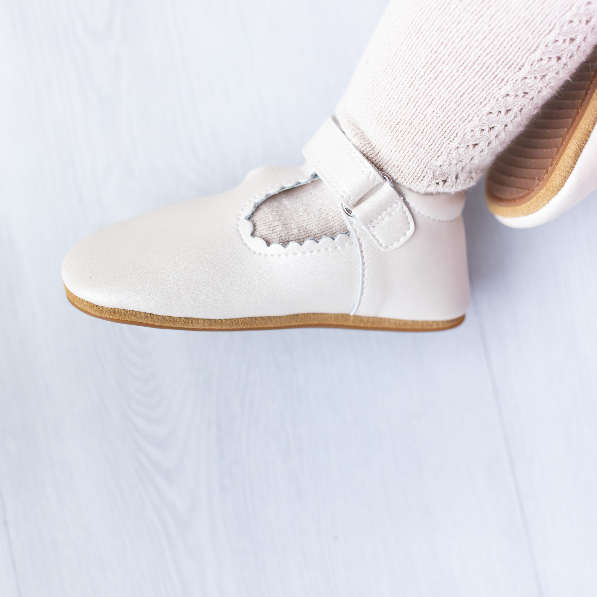 Zapato barefoot ergonomico blanco perla modelo T-Bar para bebes puesta en uso 3