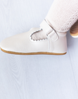 Zapato barefoot ergonomico blanco perla modelo T-Bar para bebes puesta en uso 3